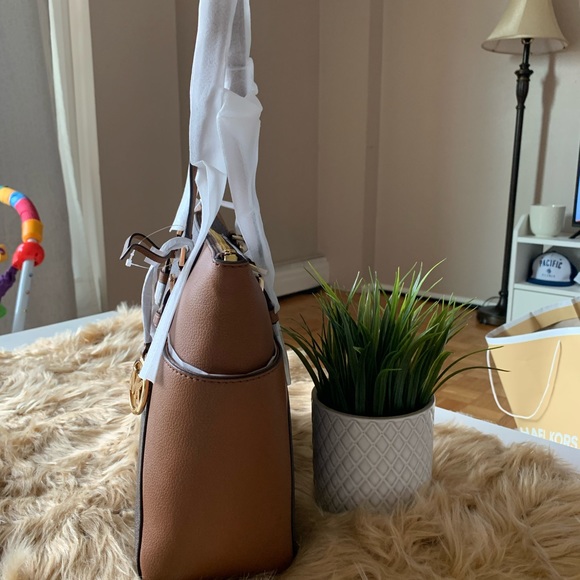 ♥️♥️♥️SOLD♥️♥️♥️Charlotte Large Logo and Leather Top Zip Tote Bag - Picture 3 of 5